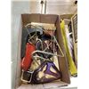 Image 5 : LOT OF SMALL SCISSORS, PAINTBRUSHES, OFFICE SUPPLIES AND COLLECTOR PLATE STANDS