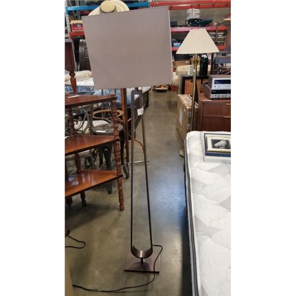 MODERN METAL FLOOR LAMP