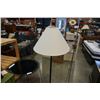 Image 3 : 2 FLOOR LAMPS