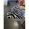 Image 2 : BLACK AND WHITE SHAG AREA CARPET APPX 63 INCHES