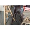 Image 2 : 3 ADJSUTABLE HEIGHT STOOLS