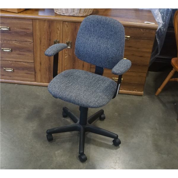 ROLLING GREY OFFICE CHAIR