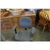 Image 2 : ROLLING GREY OFFICE CHAIR