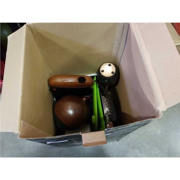 BOX OF DECORATIVE VASES AND COOKING ITEMS, PAN