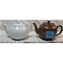 2 vintage tea pots