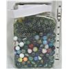 Image 3 : Plastic jar full of marbles, assortment
