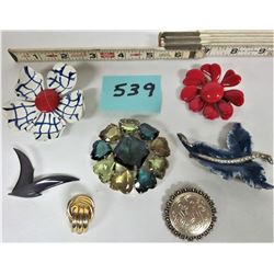 lot of 7 assorted brooches