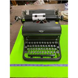 Roayl 1940's Manual Typewriter