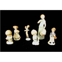 A GROUP OF PORCELAIN FIGURES