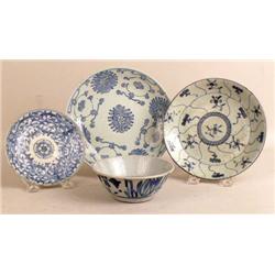 A MISCELLANEOUS GROUP OF BLUE AND WHITE DECORATED PORCELAIN TABLE ARTICLES