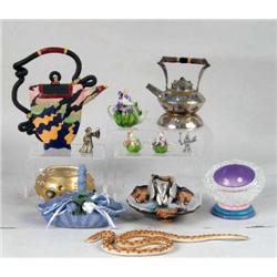 AN ASSORTED GROUP OF TABLE ARTICLES