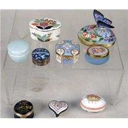 AN ASSORTED GROUP OF COVERED PORCELAIN BOXES