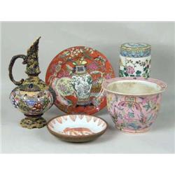 A GROUP OF POLYCHROME-DECORATED PORCELAIN TABLE ARTICLES