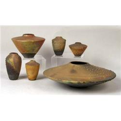 AN ASSORTED GROUP OF CERAMIC GLAZED TABLE ARTICLES