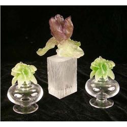 A PAIR OF COLORLESS AND GREEN GLASS PERFUME BOTTLES