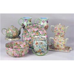 A GROUP OF POLYCHROME-DECORATED PORCELAIN TABLE ARTICLES