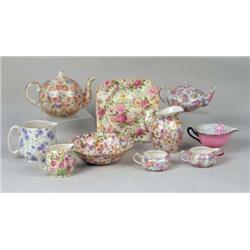 AN ASSORTED GROUP OF PORCELAIN PARCEL-GITL PORCELAIN TABLE ARTICLES