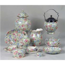 AN ASSORTED GROUP OF POLYCHROME AND PARCEL-GILT DECORATED TABLE ARTICLES