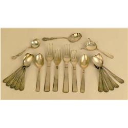 A GROUP OF STERLING SILVER FLATWARE ITEMS
