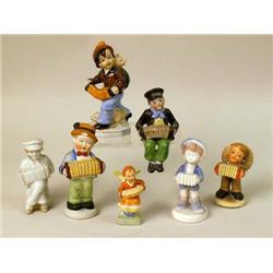 AN ASSORTED GROUP OF POLYCHROME DECORATED FIGURES