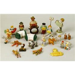 AN ASSORTED GROUP OF POLYCHROME DECORATED TABLE ARTICLES