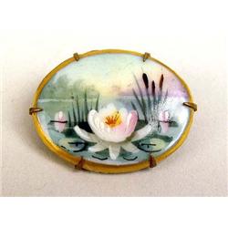 AN OVAL HAND PAINTED BROOCH