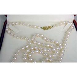 A STRAND OF WHITE CULTURED PEARLS