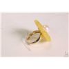 Image 2 : Ladies 14kt yellow gold ring with carved yellow jade flower with genuine pearl