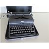 Image 2 : Vintage Royal Manual Typewriter Quiet DeLuxe in Hard Case