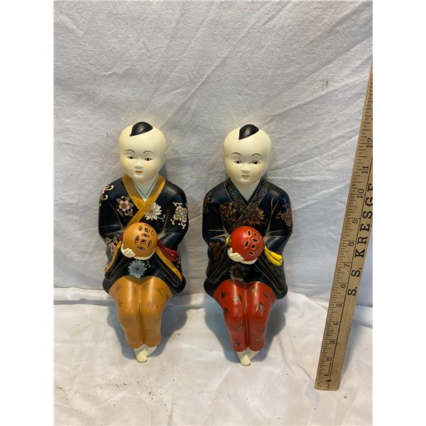 2 figurines