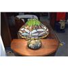 Image 2 : TIFFANY STYLE TABLE LAMP W/DRAGONFLY MOTIF (SLIGHT DAMAGE) (18" X 17")