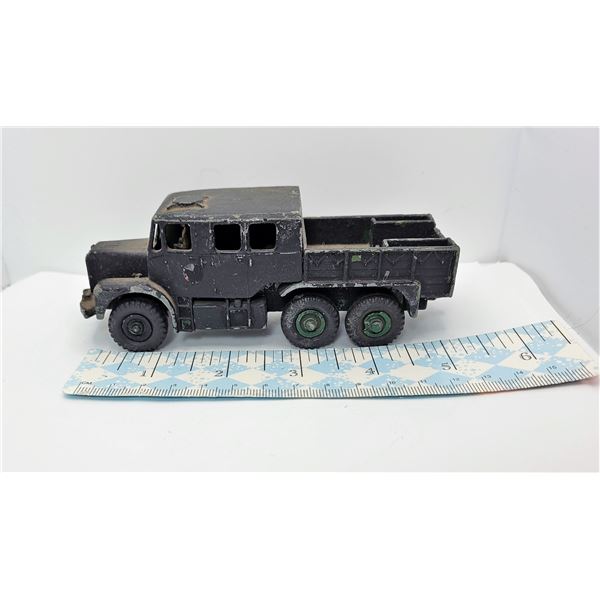 26)  BRITISH MADE VINTAGE #689 MEDIUM