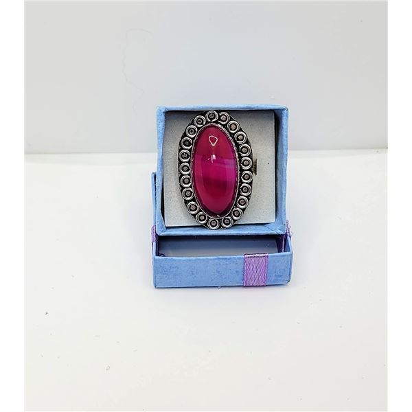 25)  HOT PINK ELONGATED OVAL RING SET IN