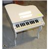 Image 1 : KIDS WHITE PIANO SCHOENHUT