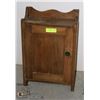 Image 1 : VINTAGE WALL/MEDICINE CABINET
