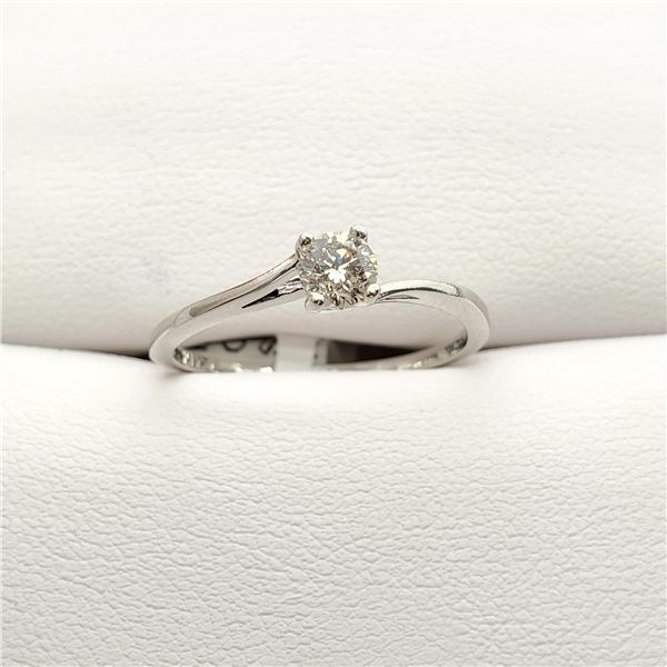 46) PLATINUM DIAMOND SOLITAIRE RING.
