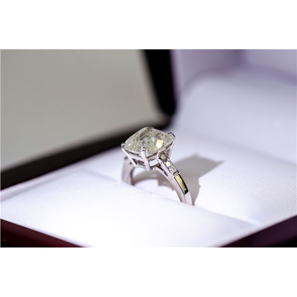 25) 10 KARAT WHITE GOLD FANCY CUT DIAMOND RING.