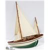 Image 1 : ALL WOOD UNNAMED SHIP WHITE/GREEN 20" TALL