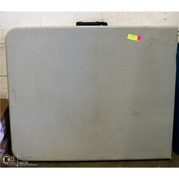 FOLD UP BANQUET TABLE