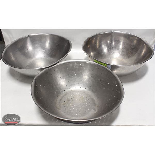 2 STAINLESS STEEL MIXING BOWLS & COLANDER