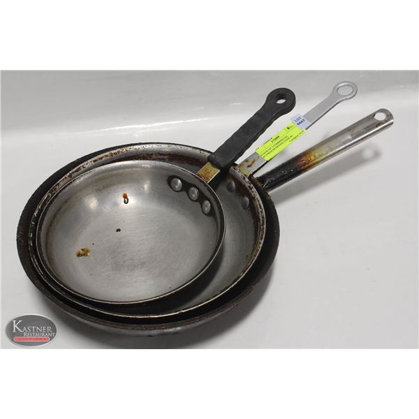 STACK OF 3 COMMERCIAL ALUMINUM FRYING PANS W/