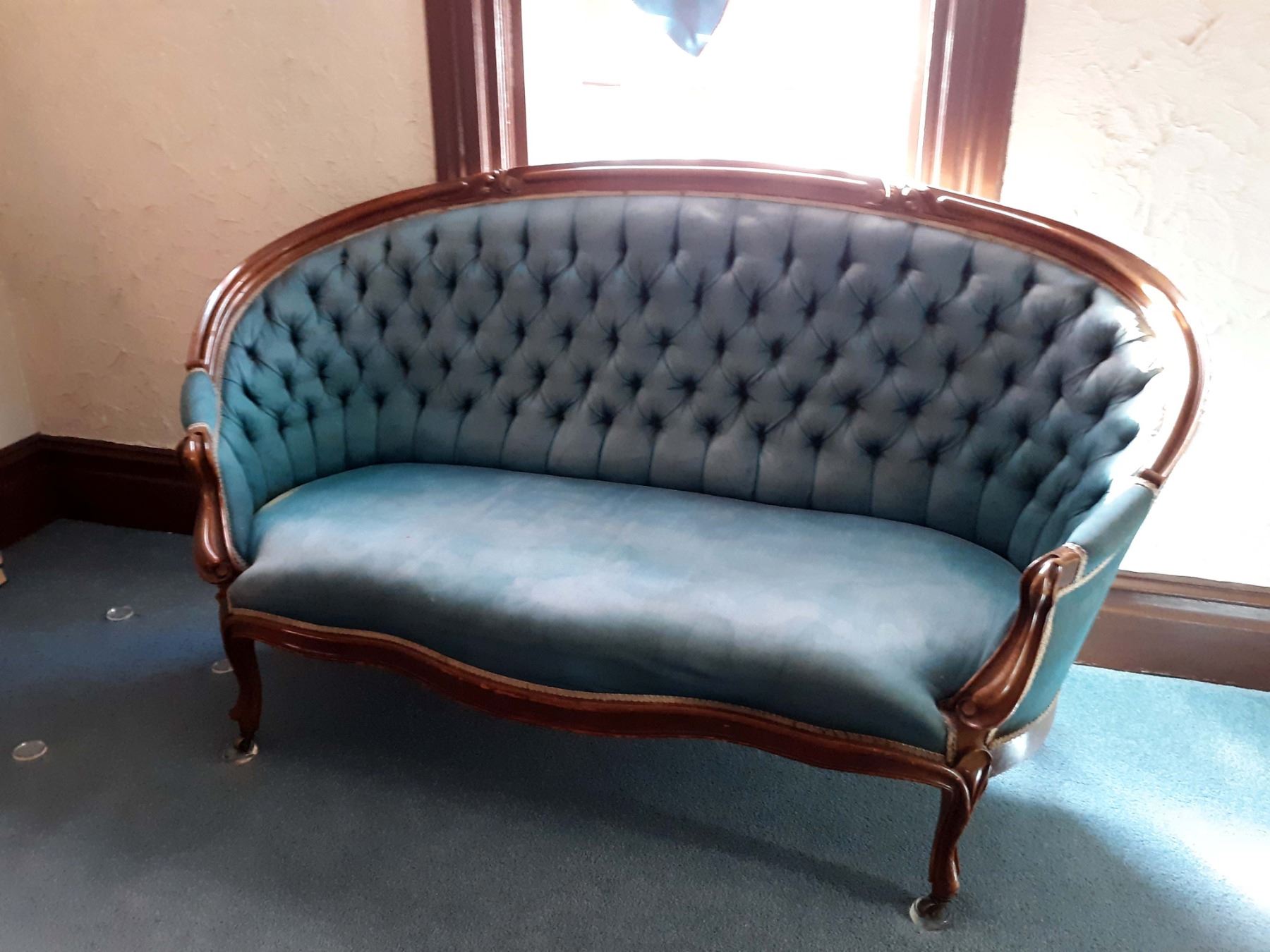 BEAUTIFUL ANTIQUE VICTORIAN LOVESEAT