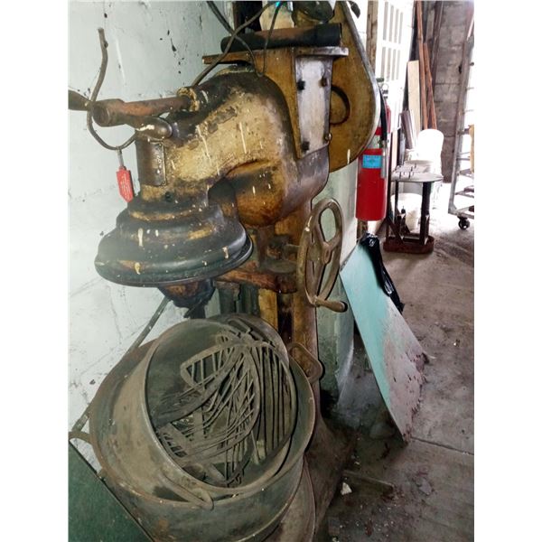 ANTIQUE READ MACHINERY CO. FLOOR MIXER W/ PARTS AND MIXING BOWL, WORKS
