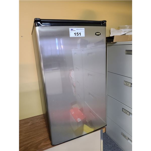 SANYO STAINLESS STEEL / BLACK BAR FRIDGE