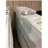Image 2 : 25 WHITE PLASTIC FOLDING EVENT CHAIRS ON MOBILE CHAIR CART
