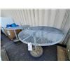 Image 1 : 4 METAL HALF CIRCLE OUTDOOR STANDING TABLES