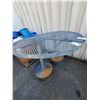 Image 3 : 4 METAL HALF CIRCLE OUTDOOR STANDING TABLES