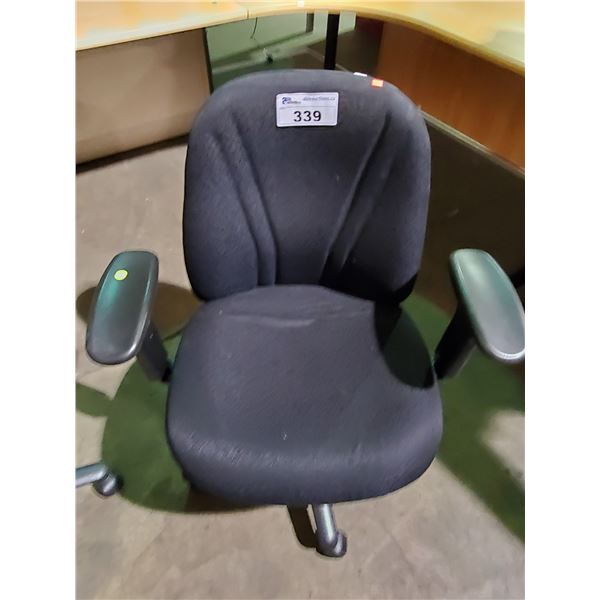 BLACK FABRIC MOBILE ADJUSTABLE OFFICE CHAIR