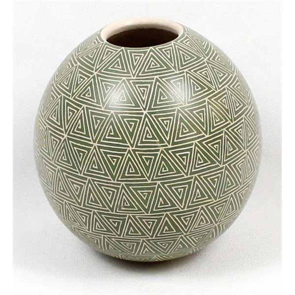Mata Ortiz Pottery Jar by Leonel Lopez