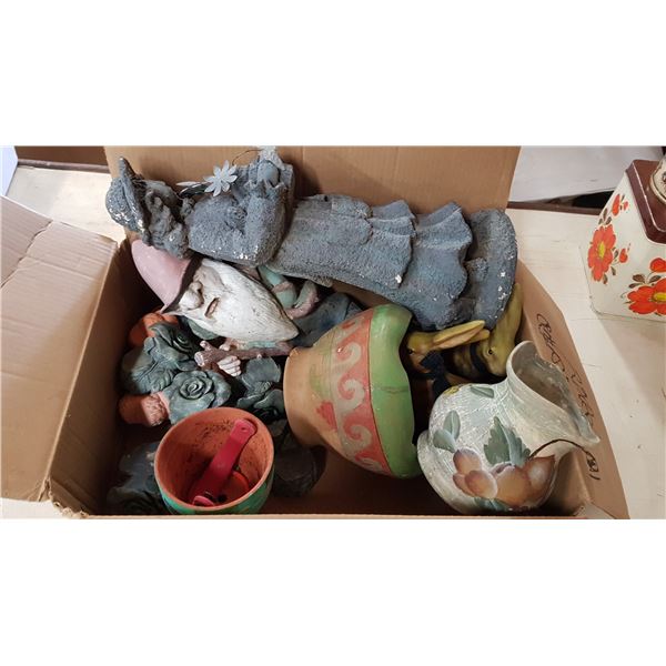 Lot Lawn Ornaments & Planter Etc.